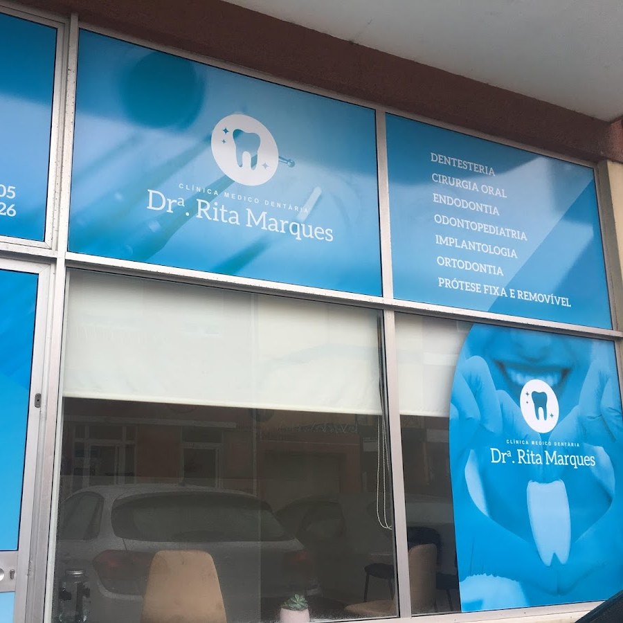Fachada da Clínica Médica Dentária Dra. Rita Marques, na Rua Gonçalves Zarco, em Santa Cruz do Bispo